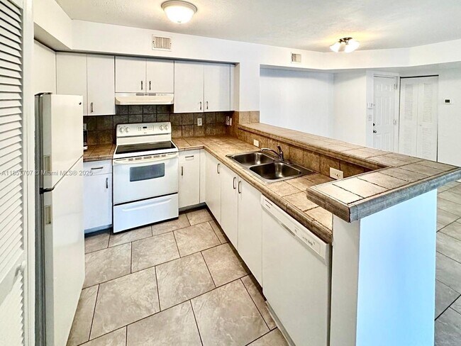 Foto del edificio - 1721 Village Blvd