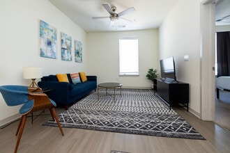 Building Photo - 633 E Main St