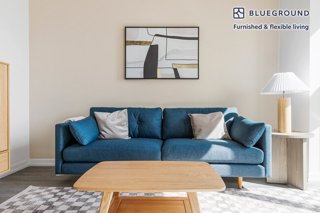 Building Photo - 460 W Chicago Ave