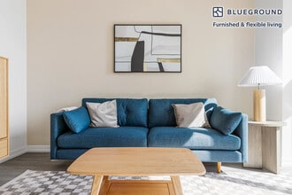 Building Photo - 460 W Chicago Ave