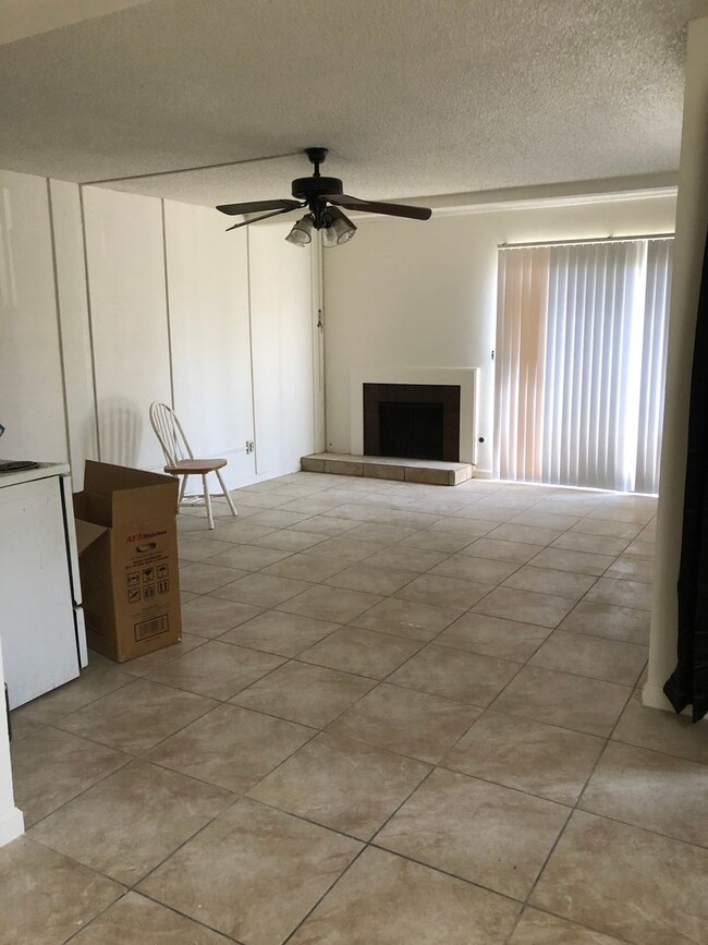 Foto del edificio - Beautiful 2 Bedroom Townhouse in Bakersfield!