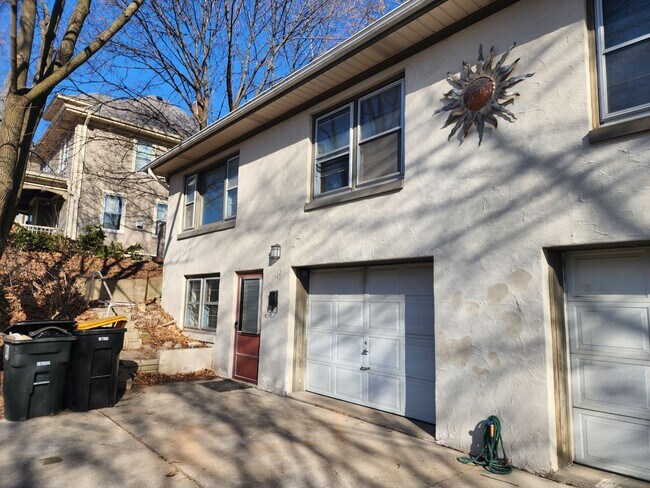 Foto del edificio - Updated Tosa 2 bedroom townhouse