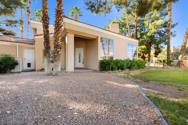 Foto del edificio - Stunning Corner Lot with 4 Large Bedroom Home in Guard Gated Painted Desert Golfing Community