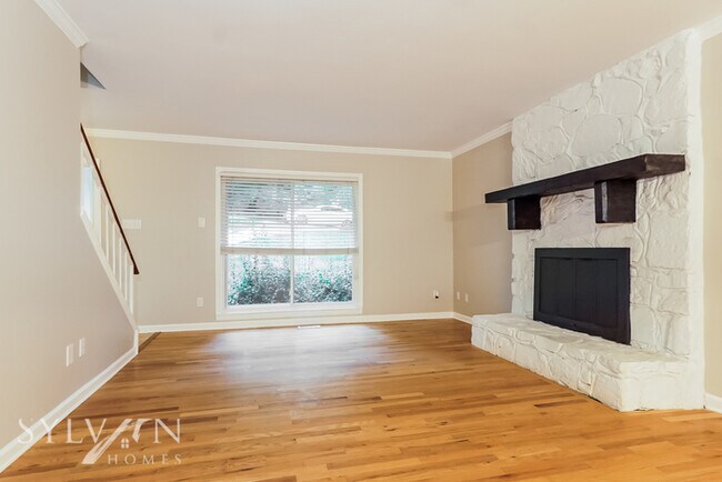 Building Photo - Spacious 4 BR 2 BA home