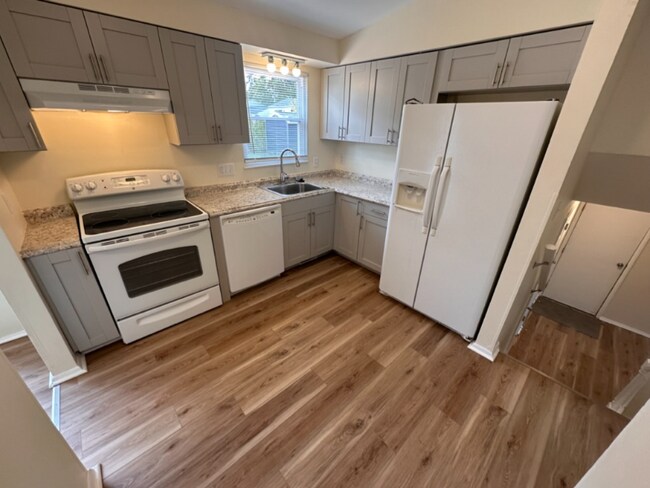 Building Photo - 446 El Centro Dr