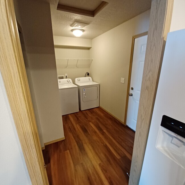 Cuarto de lavado - 111 E H St