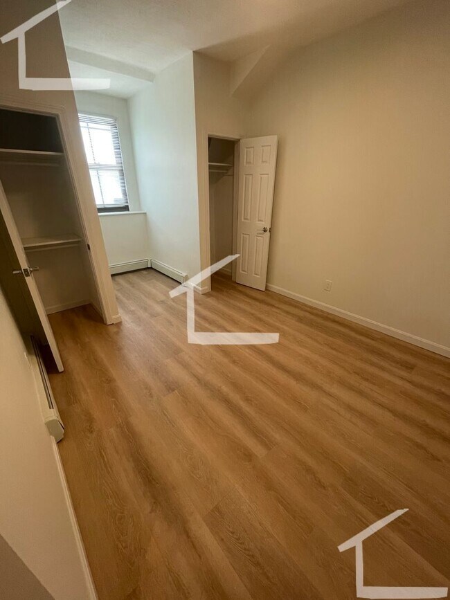 Building Photo - Charming 3 Bedroom-No Broker Fee