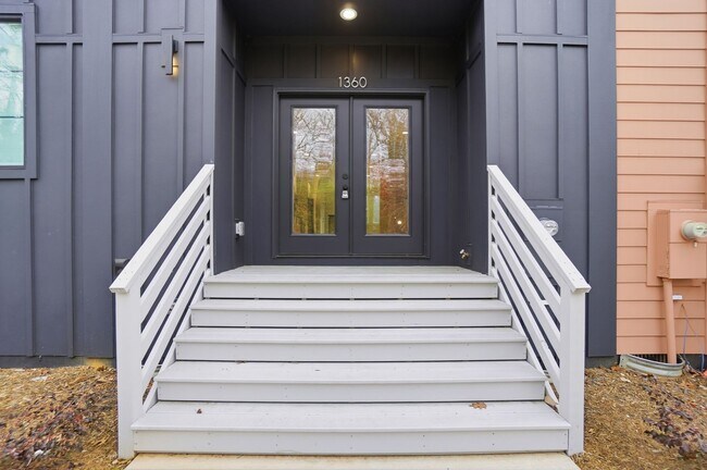 Foto del edificio - Townhome with Finished Basement Bonus Room