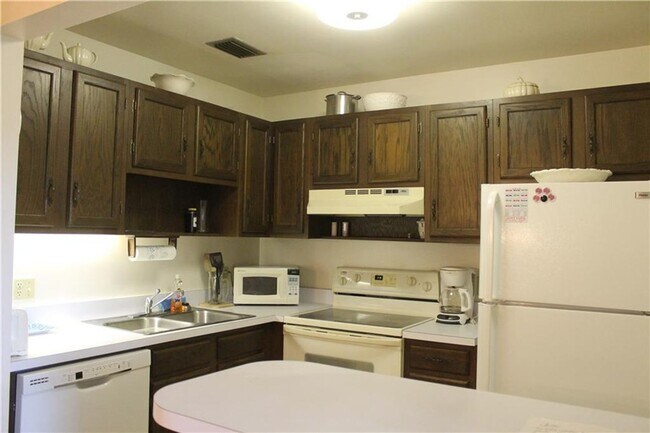 Foto del edificio - ANNUAL RENTAL 1/1 COMING SOON 55+