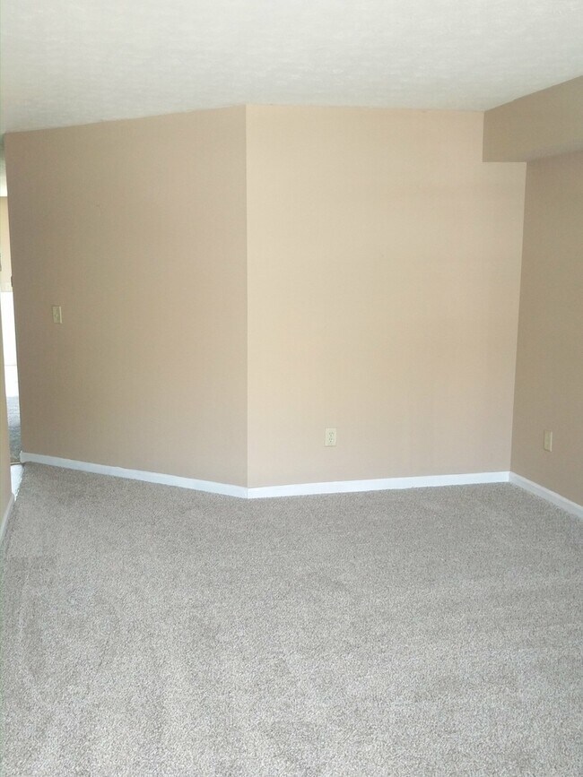 Building Photo - A great 4 Bedroom 3 Full bath town home in...