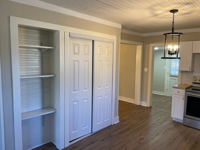 Building Photo - 3 bedroom 2 bathroom renovated house.  Cat...