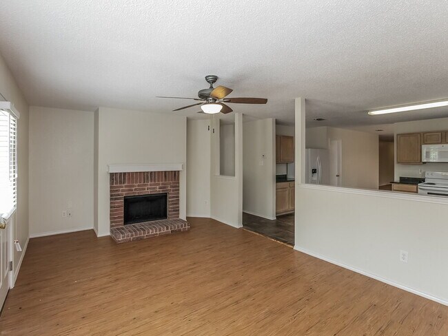 Foto del edificio - 8804 Seven Oaks Ln