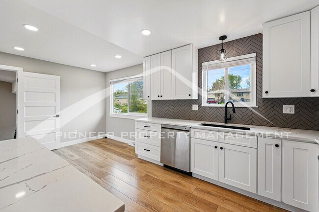 Foto del edificio - Spacious Duplex with Washer/Dryer and Cent...