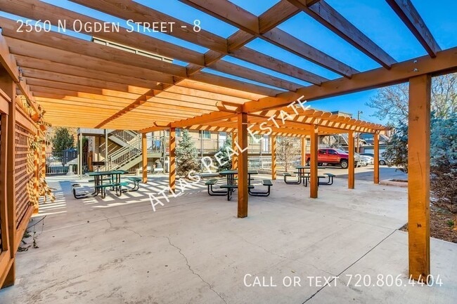 Building Photo - TOP FLOOR, 3 Bed 2 Bath Apartment in 5 Poi...