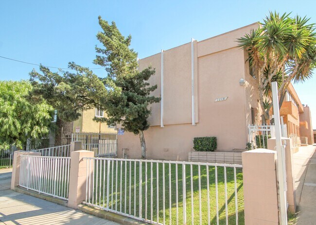 Building Photo - 1218 W 107th St