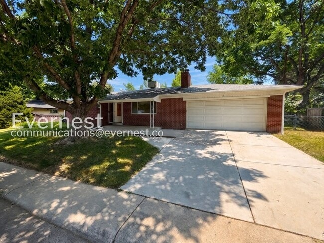4bed/2bath single family home in Denver with fenced yard/ Available now! - 4bed/2bath single family home in Denver with fenced yard/ Available now!