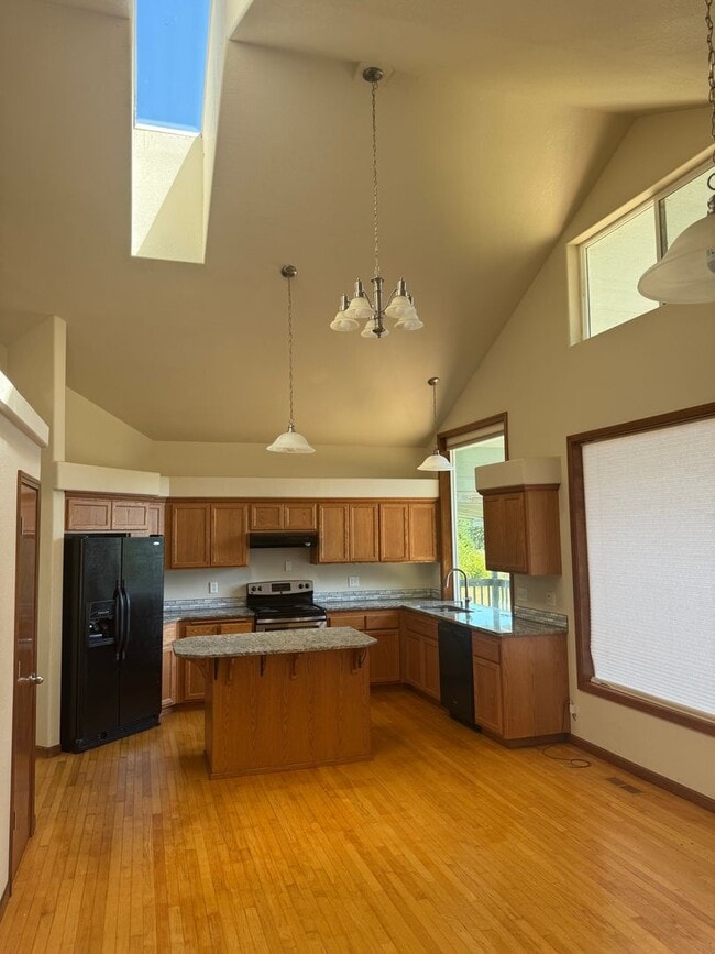 Foto del edificio - Lake views in Cottage Grove!