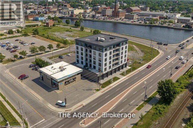 Photo du bâtiment - 2 Dundas St W