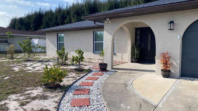 Building Photo - Stunning Remodeled 3BR Home Minutes from Beaches & Shopping