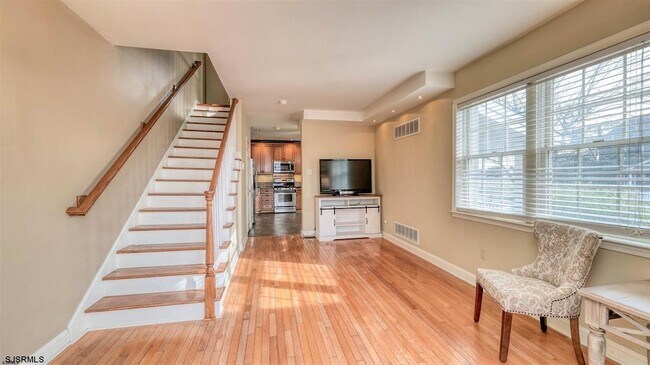 Building Photo - 403 Oak Ter