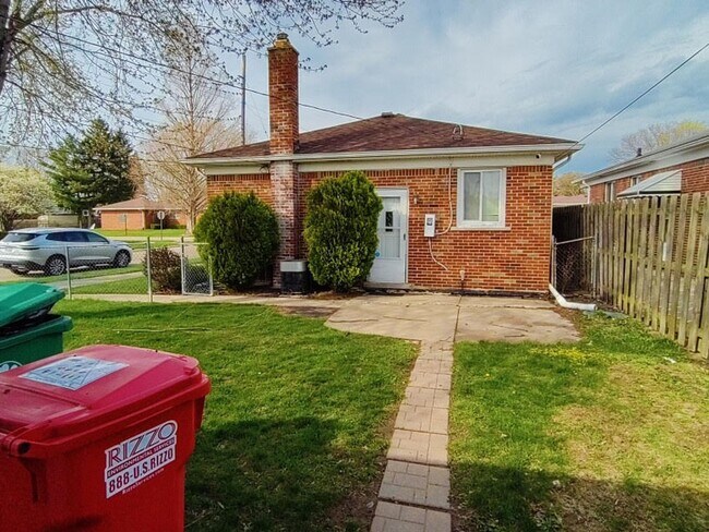 Foto del edificio - Beautiful, sprawling, brick ranch - $1550/mo