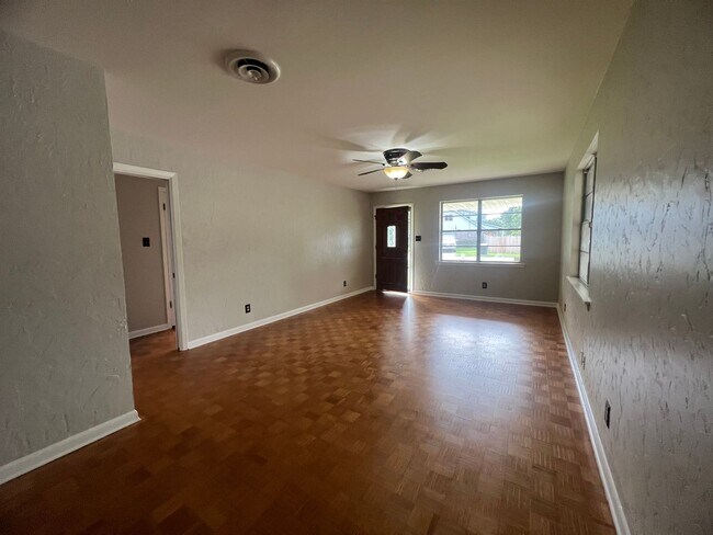 Building Photo - Updated in Broadmoor Terrace