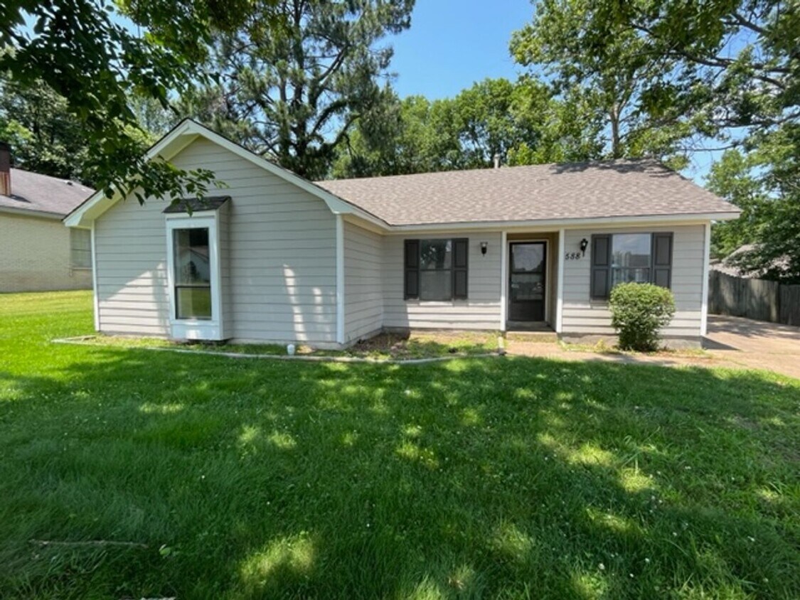 Foto principal - Renovated 4 Bedroom 2 Bath home for Rent!