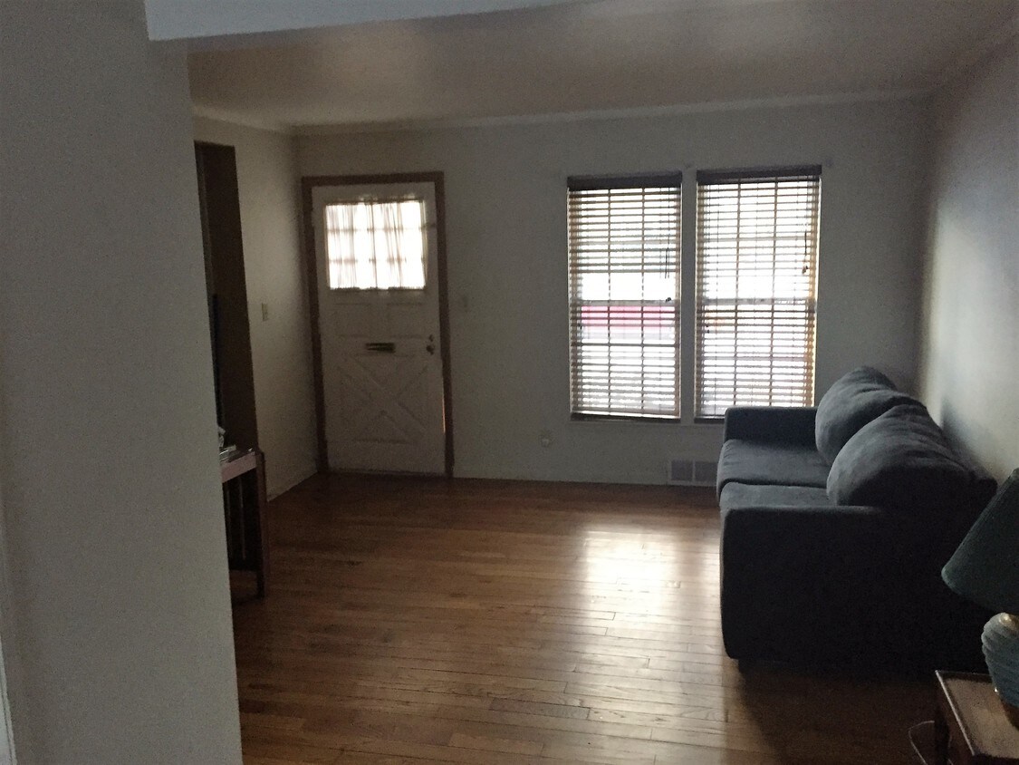 3812 Brewster St, Dearborn, MI 48120 Townhouse for Rent in Dearborn