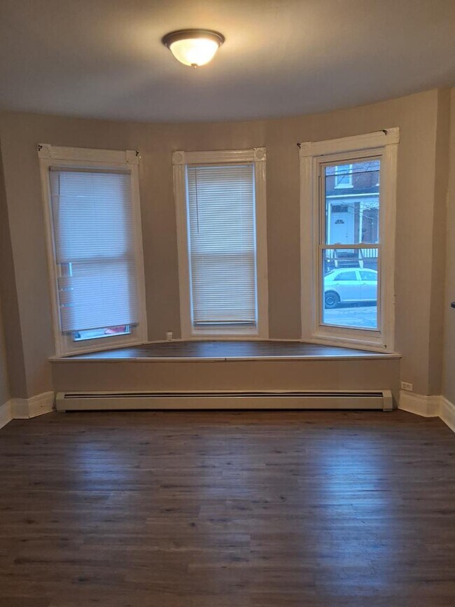 Foto del edificio - 84 Carson Ave