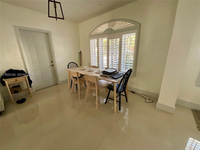 Foto del edificio - 1612 NE 2nd Ct