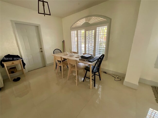 Building Photo - 1612 NE 2nd Ct