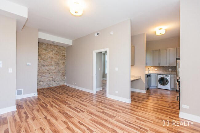 Building Photo - Spacious, rehabbed one bed apartment in Li...