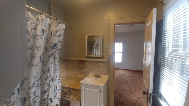 baño - 315 S 3rd St