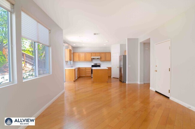 Foto del edificio - Beautifully Updated 4 Bedroom Single Family Home in Peaceful Glen Willow, West Irvine