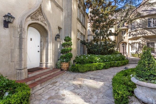 Building Photo - 10335 Wilshire Blvd