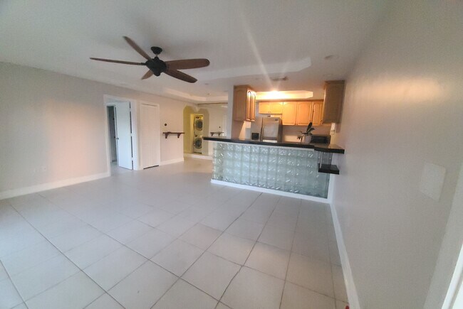 Cocina y sala de estar - 2033 Calais Dr
