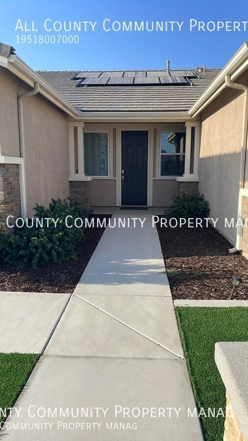 Building Photo - 4 Bedroom w. Den, 3.5 Bathroom Single Stor...