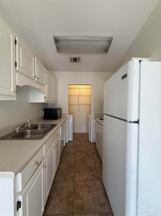 Foto del edificio - 6299 Cottage Woods Dr