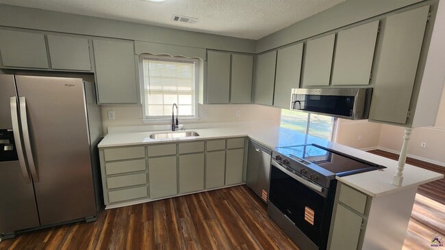 Building Photo - 414 Forest Lake Dr