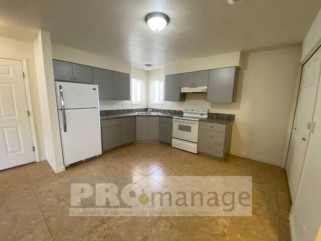 Foto del edificio - 3 Bed, 1 Bath Apartment w/ 1-Car Garage - Idaho Falls