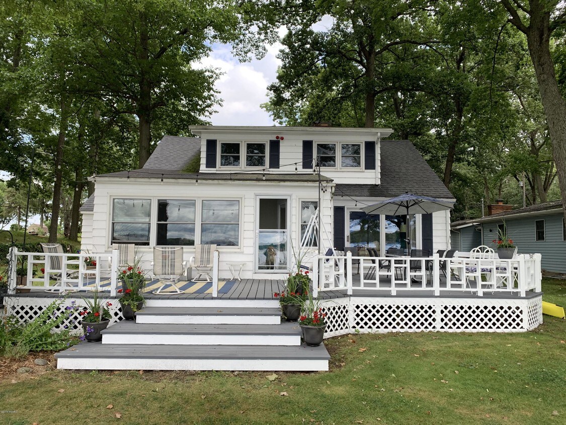 8990 E Long Lake Dr, Scotts, MI 49088 House for Rent in Scotts, MI