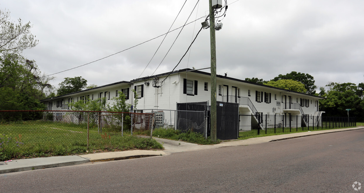 Building Photo - Tiger Landing