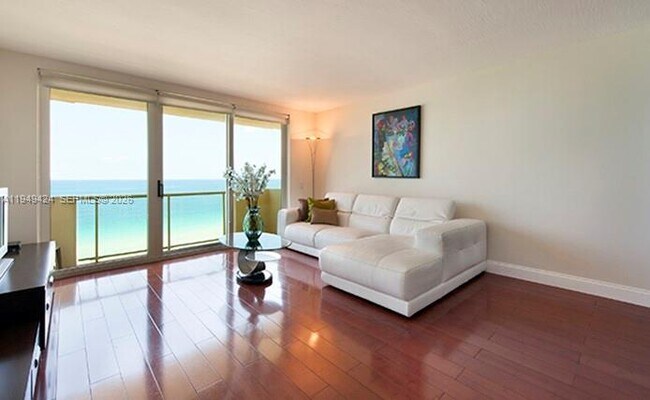 Foto del edificio - 9499 Collins Ave