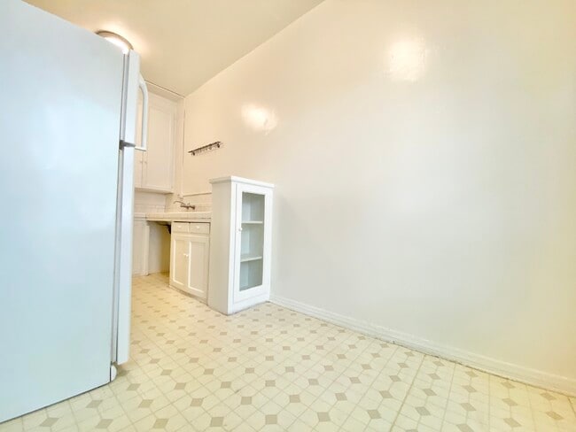 Building Photo - 836 Sanborn Ave