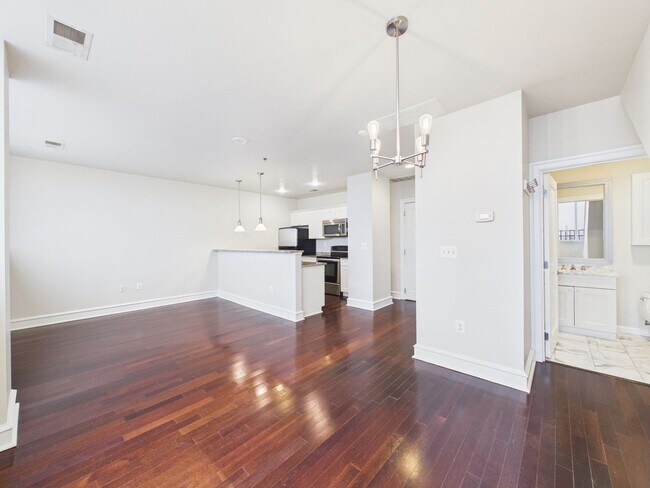 Foto del edificio - Large 2BR/1.5BTH w/ Walk-in Closet, Large Deck, W/D, A/C - PARKING INCLUDED