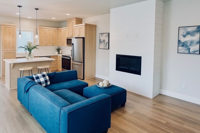 Building Photo - Brand New Townhome in NW Bend!