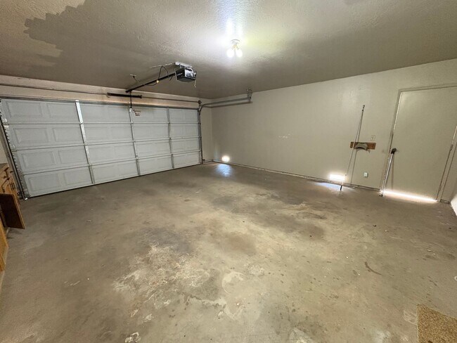 Building Photo - Spacious SE Visalia home Available Now!