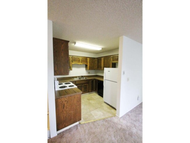 Building Photo - 2 Bed / 1 Bath Apartment with Garage  $975...