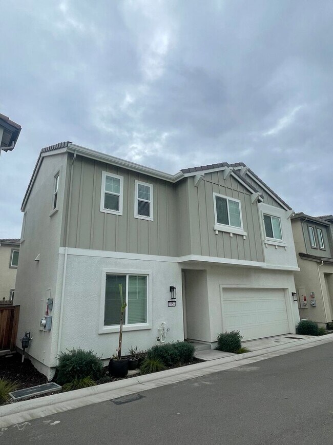 Building Photo - BEAUTIFUL SOLAR  2 STORY HOME IN NATOMS! 4...