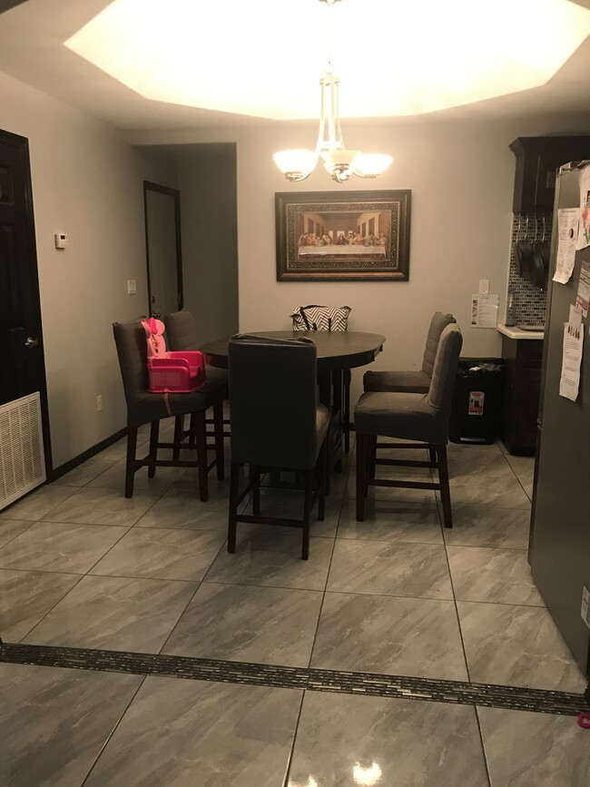 Dining area - 1618 Oblate Ave